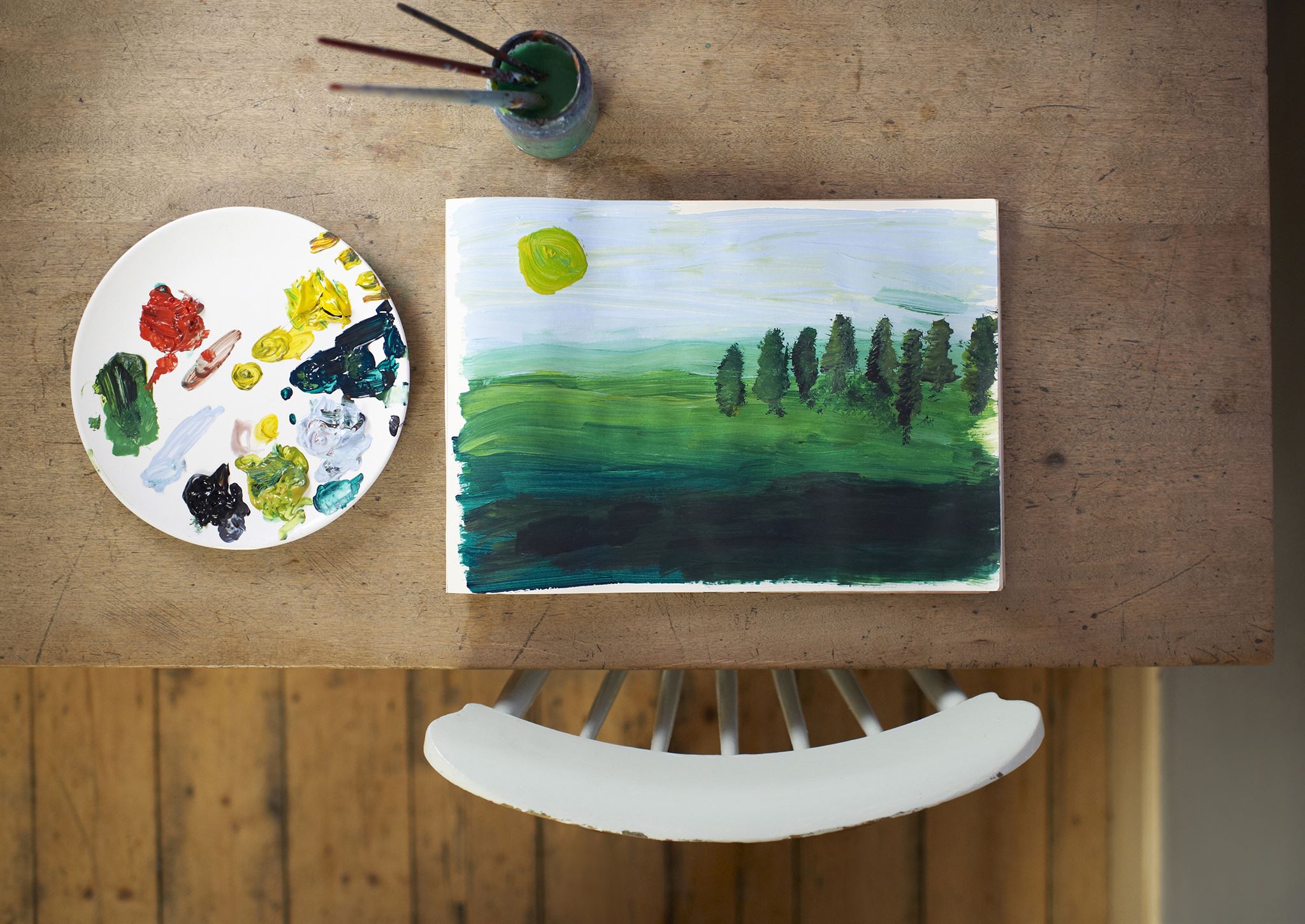 vista-aérea-de-pintura-y-pinceles-sobre-una-mesa